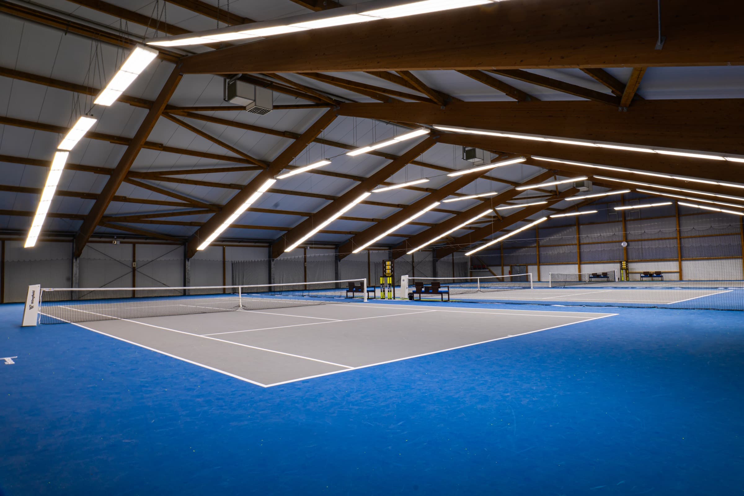 Tennisplatz in der warmen Halle der Ballsport Arena Schwaben.