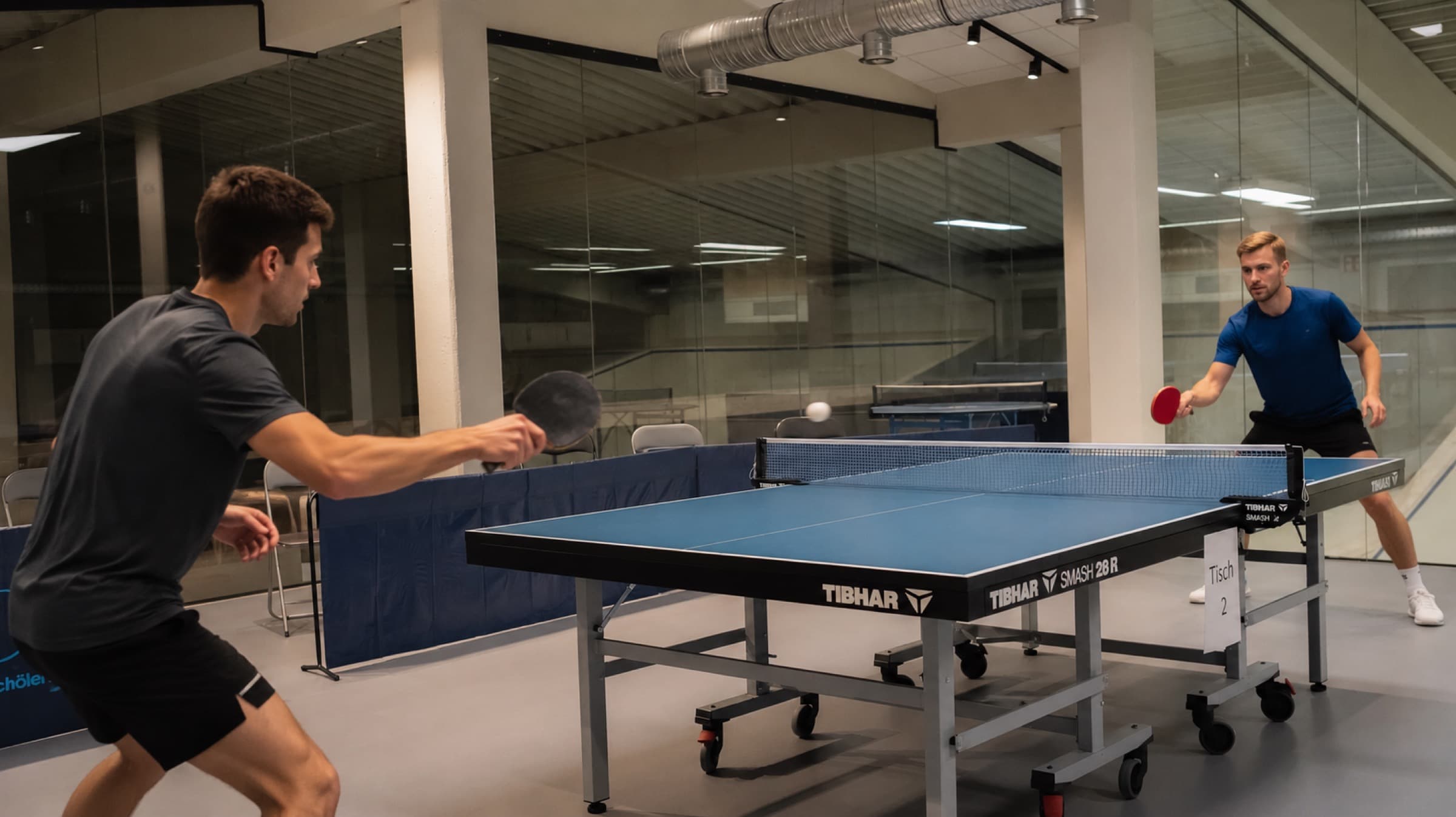 Zwei Spieler beim Tischtennis in der Ballsport Arena Schwaben.